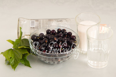 Для приготовления домашнего ягодного ликера нам понадобятся следующие ингредиенты: ягоды и листья черной смородины, водка, питьевая вода и сахарный песок